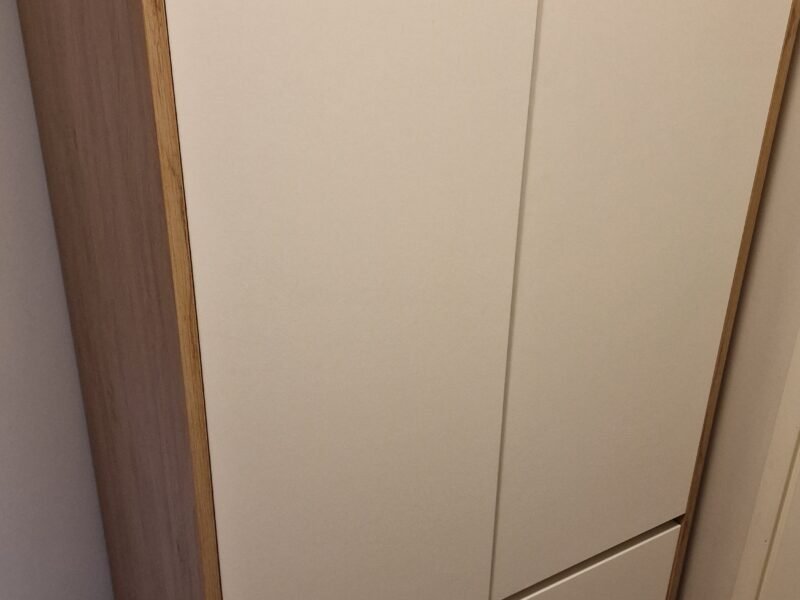 Kalusteiden kasausta